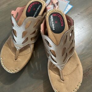 NWT: Modzori Reversible Blush and Metallic Mid Wedge Sandal: Size 9